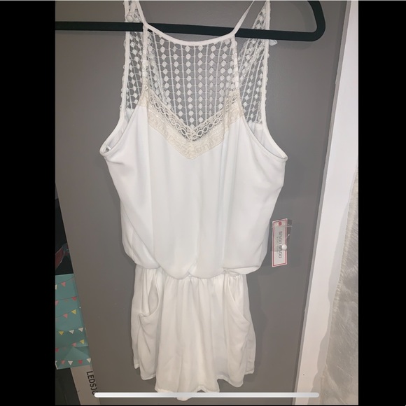 White romper with mesh neck - Picture 2 of 3